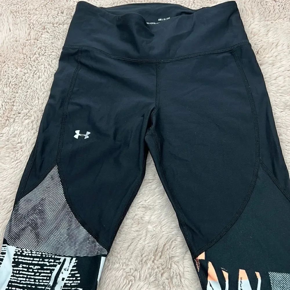 Under Armour size small black abstract print leggings